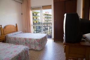 佩尼斯科拉苏西旅舍的酒店客房设有两张床和一个阳台。