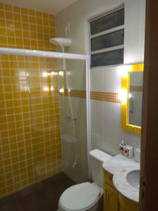 里奥格兰德Hostel Pousada Rheingantz Rio Grande的浴室配有卫生间、淋浴和盥洗盆。
