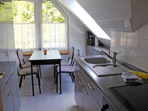克林克Ferienwohnungen Klink SEE 2600的厨房配有水槽和桌椅