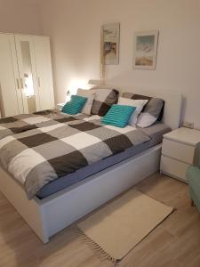 波别罗沃Baltic Sunset的一间卧室配有一张带蓝白色枕头的大床