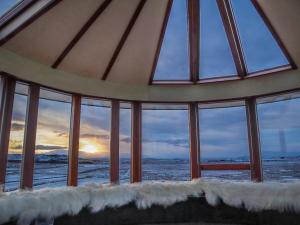 弗吕济Klettar Tower Iceland的客房可通过窗户欣赏到海景