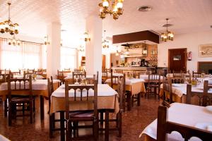 佩尼斯科拉苏西旅舍的餐厅内带桌椅的用餐室