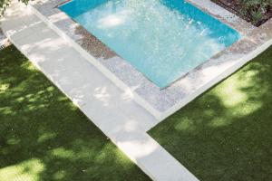 塞维利亚Minty Stay - Palmera的享有带草地的游泳池的顶部景致