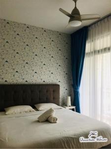 士姑来Santorini by J&G Vacation Homes的卧室里设有一张床,上面有一只动物