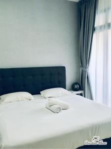 士姑来City Life by J&G Vacation Homes的卧室内的一张带两个枕头的床