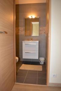 谢尔河畔阿瑟La Perronière的浴室设有白色水槽和镜子