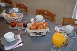 谢尔河畔阿瑟La Perronière的桌子上放着一篮糕点和橙汁