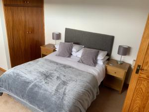 柯克沃尔Ardconnel Bed and Breakfast的一间卧室配有一张带2个床头柜的大床