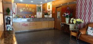 屏东县富门大饭店的餐厅的大堂,带花台