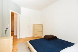 柏林Cosy flat in trendy Sprengelkiez (legal)的一间白色卧室,配有一张床和一个梳妆台