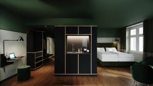 苏黎世Boutique Hotel Josef的绿色卧室配有床和镜子
