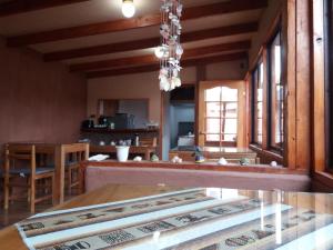 圣佩德罗·德·阿塔卡马Hostal Casa Turipite的厨房以及带桌椅的用餐室。