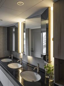 基隆轻旅 Light Inn的浴室设有3个水槽和2面镜子
