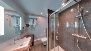 奥尔良贝斯特韦斯特阿尔克酒店的带淋浴和盥洗盆的浴室