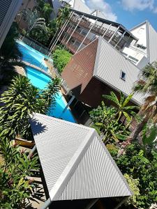 圣皮埃尔Appartement Meublé de Tourisme的享有大楼和游泳池的顶部景致