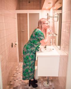 坦佩雷Kesähotelli Aurora的站在浴室里刷牙的女人