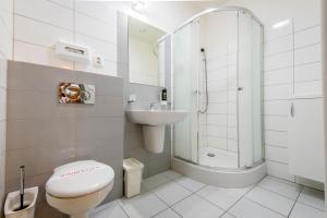 贝谢诺瓦Apartmány Vera的浴室配有卫生间、盥洗盆和淋浴。