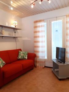 卡拉约基Apartment Varikko Kalajoki的客厅配有红色沙发和电视