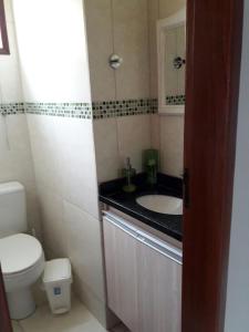 贝泽罗斯Flat condomínio paraíso serra negra的一间带水槽和卫生间的小浴室