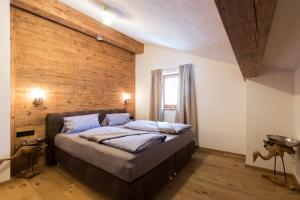 海明Ferienwohnung Hausegg的木墙客房的一张床位