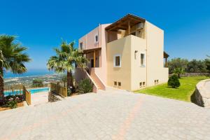 马鲁拉斯Maroulas Villas Ioanna & Stavros, stunning views, By ThinkVilla的海景别墅
