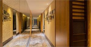 广州广州岭南五号酒店的走廊上设有木地板和楼梯