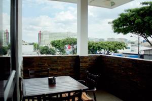 瓜亚基尔Hoteles en Guayaquil - Suites Guayaquil Cerca del Aeropuerto的美景阳台配有桌椅