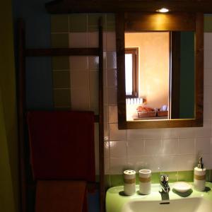 ColledaraB&B Scacciapensieri - Vini d'Altura的一间带水槽和镜子的浴室