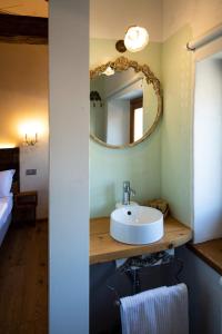 特伦托Torrione Trento的一间带水槽和镜子的浴室