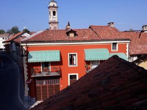 蒙多维B&B del Borgo的一座橙色的建筑,有绿色和白色的钟楼