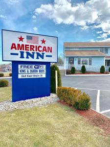 布兰福德American Inn的一座建筑前的美国旅馆标志
