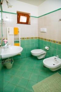 切塔拉Il Glicine的浴室设有2个水槽和2个卫生间