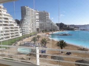 阿尔加罗沃San Alfonso del Mar Departamentos的阳台享有海滩和建筑的景致。