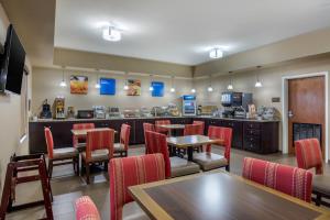 科洛尼尔海茨Comfort Inn South Chesterfield - Colonial Heights的一间带桌椅的餐厅和一间酒吧