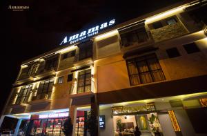 古晋Amamas Boutique Hotel Kuching的一座建筑物,上面有夜间标志