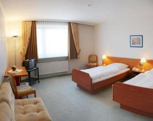 文斯托夫布鲁姆威曼妮酒店的酒店客房设有两张床和电视。