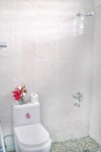维拉港太平洋天堂汽车旅馆的浴室的顶部设有鲜花厕所。