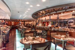 迪拜Roda Al Murooj Residences的一间带桌椅的餐厅和一间酒吧
