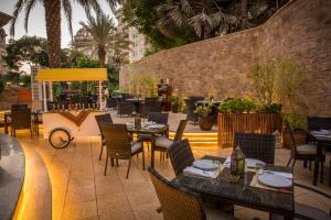 Roda Al Murooj Residences餐厅或其他用餐的地方