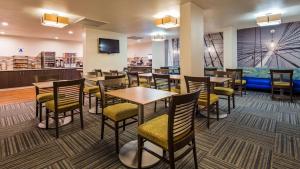 圣地亚哥贝斯特韦斯特游艇海港酒店的一间带桌椅和电视的餐厅