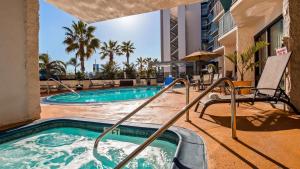 圣地亚哥贝斯特韦斯特游艇海港酒店的游泳池,酒店带热水浴池