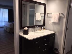 丹纳岬达纳波因特海滨贝斯特韦斯特酒店的一间带水槽和镜子的浴室