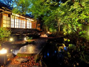 京都平八茶楼酒店的一座花园,在一座建筑前设有一个池塘