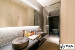 大阪Konjaku-So Osaka Castle South的一间带两个盥洗盆和大镜子的浴室