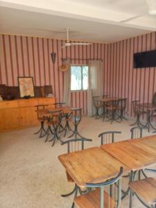 Joal-FadioutHôtel Joal Lodge的配有木桌和椅子的房间