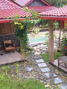 WatukarungVilla Rikna的一个带长凳和游泳池的花园