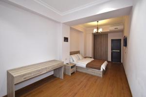 埃里温Luxury apartments just near Republic Square的一间卧室配有一张床和长凳