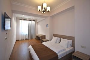 埃里温Luxury apartments just near Republic Square的一间卧室配有一张床和一台电视