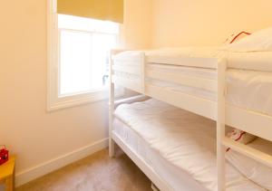 伊斯特布恩Thorne Lodge的一间卧室设有两张双层床和一扇窗户。
