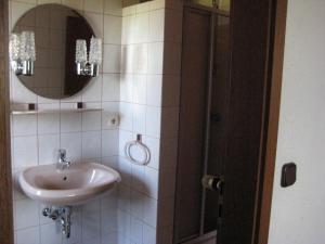 波滕施泰因Ferienwohnungen Haberberger的一间带水槽和镜子的浴室